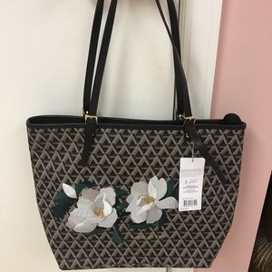 Lancaster zip tote with flowers